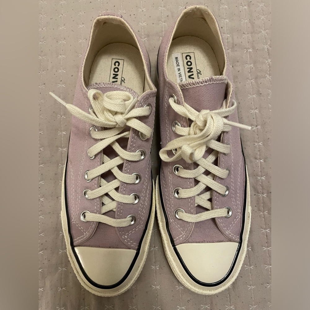 NWOB Converse Women's Sneakers in Lavender